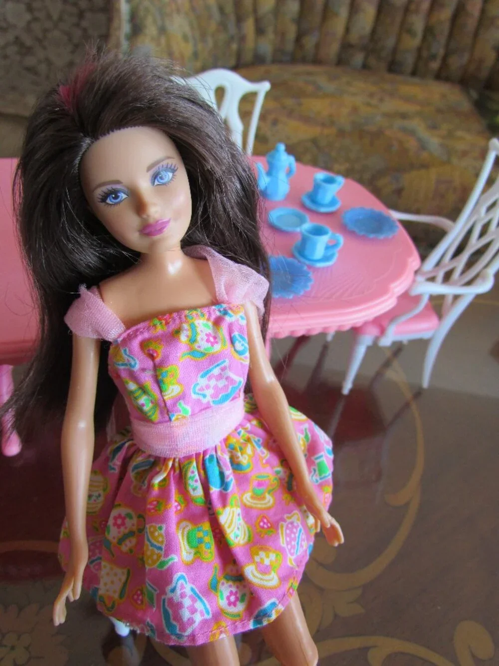 SKIPPER TEA PARTY DRESS & DISHES, ARTICULATED BARBIE SISTER w PINK HAIR STREAK